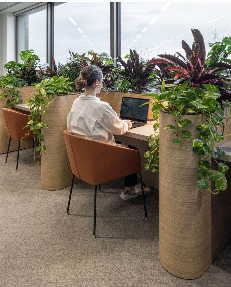 Heller, minimalistischer Meditationsraum von innen