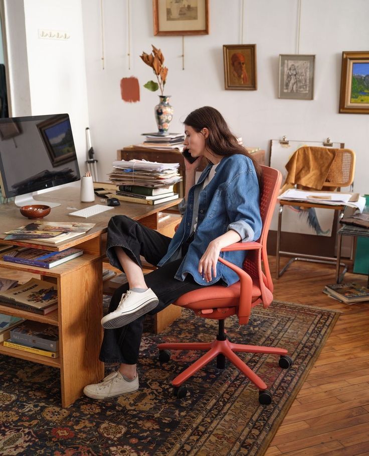 Person liest in einem ruhigen Raum ein Buch