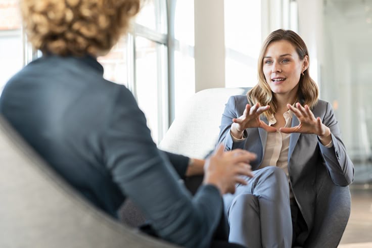 Gruppe von Menschen, die im Kreis sitzen